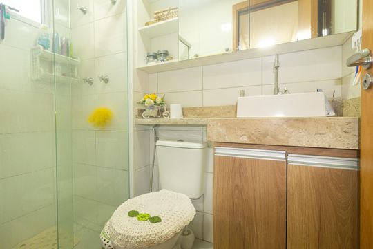 Banheiro de apartamento para alugar com 2 quartos, 44m² em Inhoaíba, Rio de Janeiro