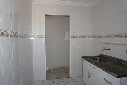 Cozinha de apartamento para alugar com 2 quartos, 54m² em Jardim Dom José, Embu das Artes