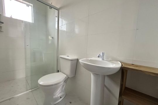 Banheiro de apartamento para alugar com 1 quarto, 35m² em São João do Rio Vermelho, Florianópolis