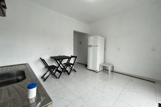 Sala - Cozinha de apartamento para alugar com 1 quarto, 35m² em São João do Rio Vermelho, Florianópolis