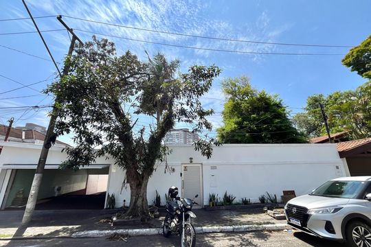 Fachada de casa à venda com 3 quartos, 240m² em Jardim Prudência, São Paulo
