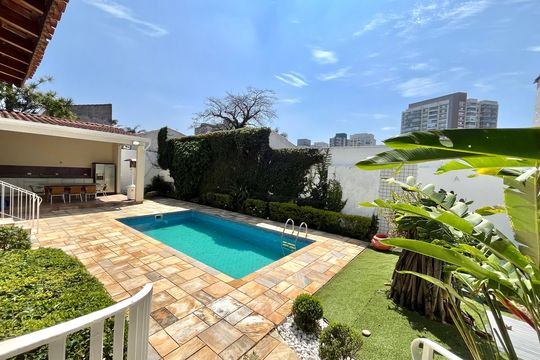 Piscina de casa à venda com 3 quartos, 240m² em Jardim Prudência, São Paulo