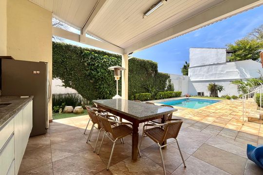 Casa à venda com 3 quartos, 240m² em Jardim Prudência, São Paulo