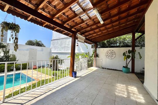 Varanda de casa à venda com 3 quartos, 240m² em Jardim Prudência, São Paulo