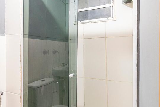 Banheiro de apartamento para alugar com 2 quartos, 110m² em Parada de Lucas, Rio de Janeiro
