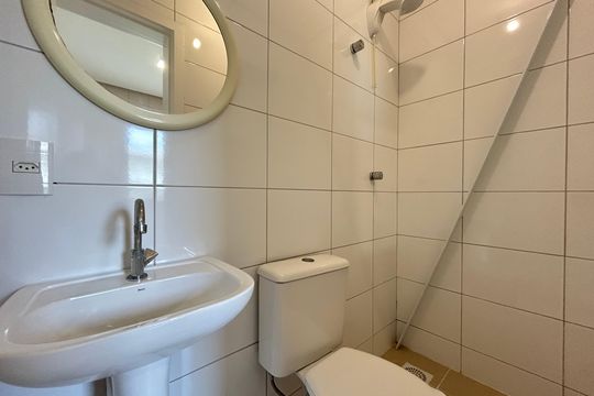 Banheiro área de serviço de casa de condomínio para alugar com 4 quartos, 195m² em Lagoa da Conceição, Florianópolis