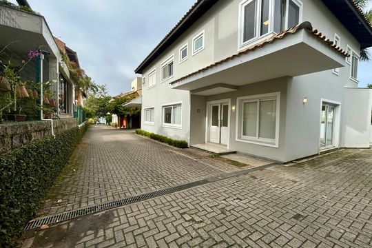 Fachada de casa de condomínio para alugar com 4 quartos, 195m² em Lagoa da Conceição, Florianópolis