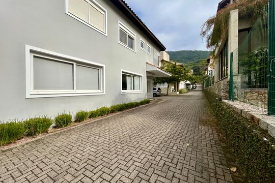 Fachada de casa de condomínio para alugar com 4 quartos, 195m² em Lagoa da Conceição, Florianópolis