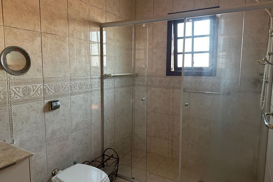 Banheiro de casa de condomínio à venda com 3 quartos, 290m² em Morada das Flores (aldeia da Serra), Barueri