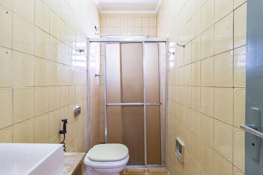 Banheiro de casa de condomínio para alugar com 2 quartos, 98m² em Brás, São Paulo