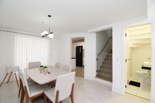 Casa à venda com 3 quartos, 211m² em Vista Alegre, Curitiba