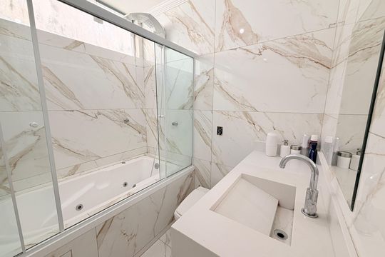 Banheiro da Suíte de casa à venda com 4 quartos, 496m² em Engordadouro, Jundiaí