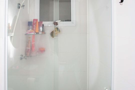 Banheiro de apartamento à venda com 2 quartos, 56m² em Taboão, Diadema