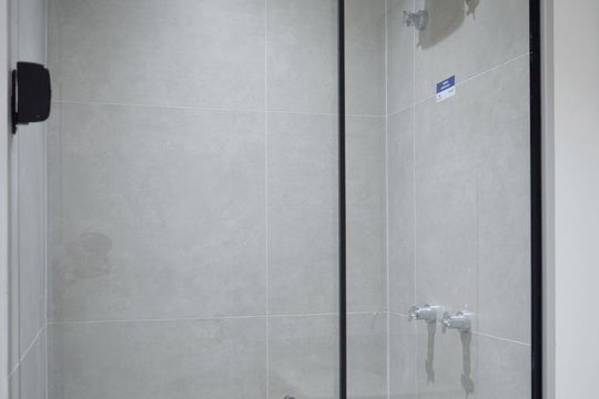 Banheiro de apartamento para alugar com 1 quarto, 26m² em Pinheiros, São Paulo