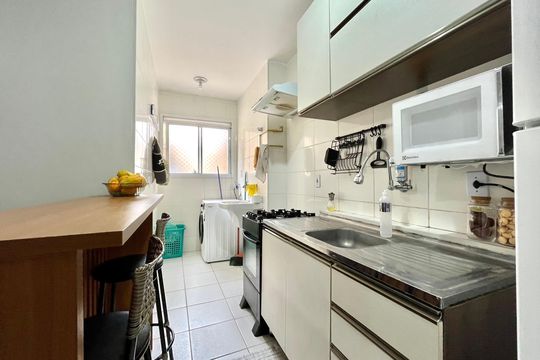 Cozinha de apartamento à venda com 2 quartos, 33m² em Jardim Itacolomi, São Paulo