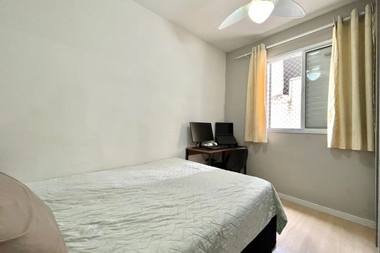 Quarto 1 de apartamento à venda com 2 quartos, 33m² em Jardim Itacolomi, São Paulo
