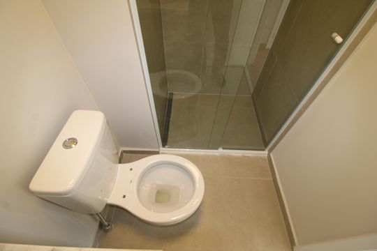 Banheiro 2 de kitnet/studio para alugar com 2 quartos, 70m² em Parque Sao Domingos, São Paulo