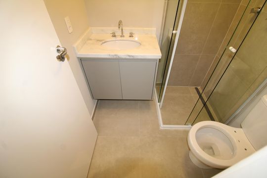 Banheiro 1 de kitnet/studio para alugar com 2 quartos, 70m² em Parque Sao Domingos, São Paulo