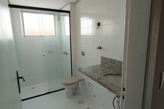 Banheiro de apartamento para alugar com 2 quartos, 150m² em Independência, Porto Alegre