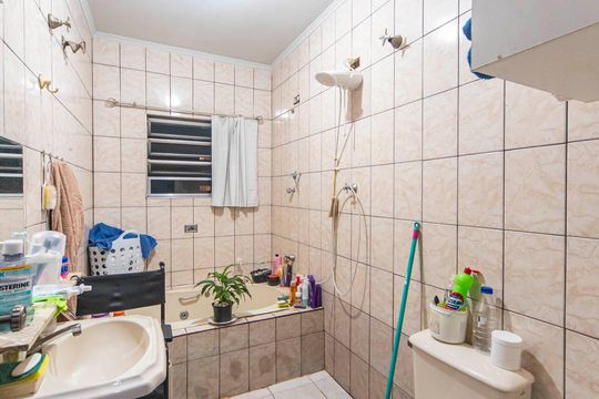 Banheiro do Quarto 3 de casa para alugar com 5 quartos, 400m² em Campestre, Santo André