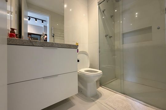 Banheiro de kitnet/studio à venda com 1 quarto, 26m² em Santo Amaro, São Paulo