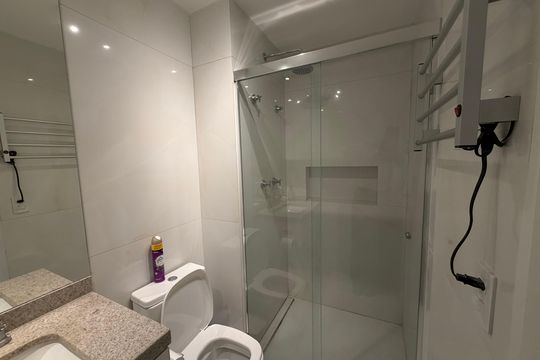 Banheiro de kitnet/studio à venda com 1 quarto, 26m² em Santo Amaro, São Paulo