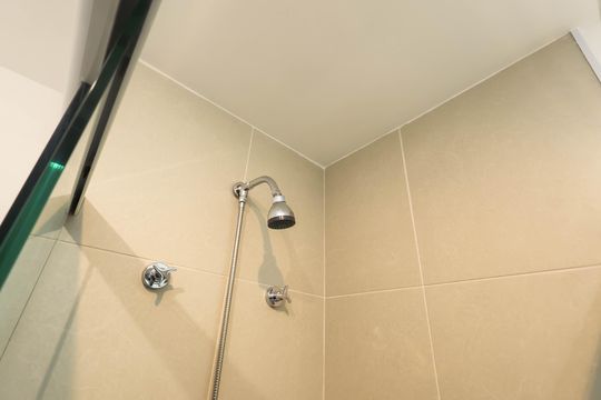 Banheiro de kitnet/studio para alugar com 1 quarto, 28m² em Ipiranga, São Paulo