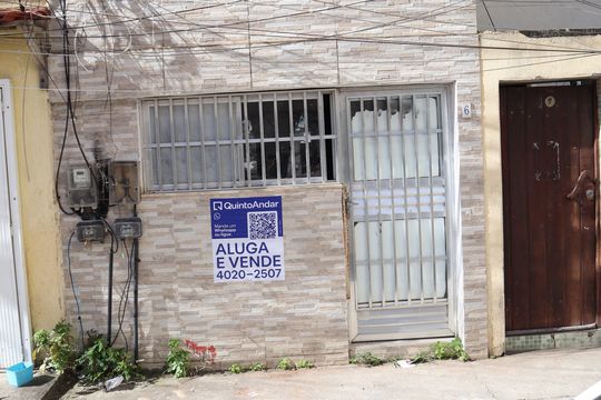 FACHADA  COM PLAQUINHA de casa para alugar com 1 quarto, 70m² em Recreio dos Bandeirantes, Rio de Janeiro