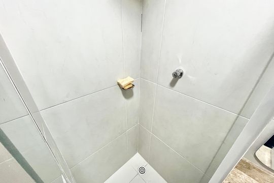 Banheiro de kitnet/studio para alugar com 1 quarto, 26m² em Jardim São Paulo, São Paulo