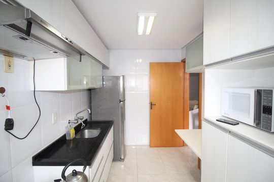 Cozinha de apartamento à venda com 2 quartos, 59m² em Vila Ipiranga, Porto Alegre