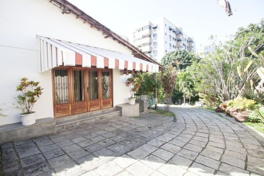 Lateral da Casa de casa para alugar com 3 quartos, 285m² em Pechincha, Rio de Janeiro