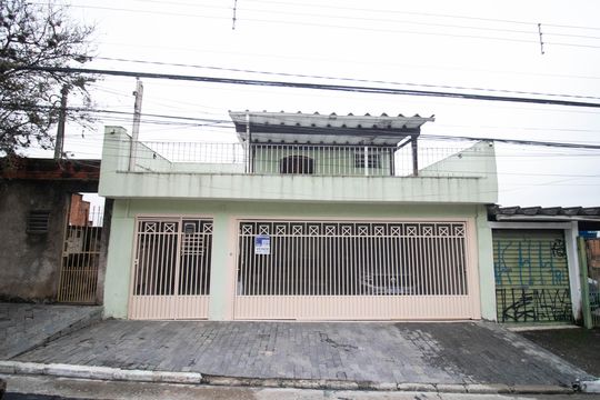 FACHADA de casa à venda com 3 quartos, 251m² em Vila Serralheiro, São Paulo