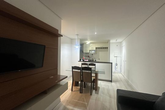 Sala de apartamento à venda com 2 quartos, 69m² em Jardim Tupanci, Barueri