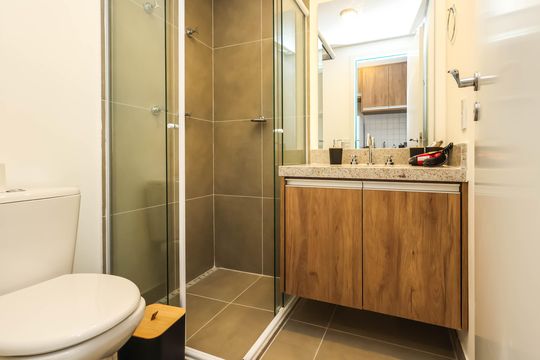 Banheiro de kitnet/studio para alugar com 1 quarto, 23m² em Liberdade, São Paulo