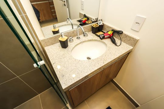 Banheiro de kitnet/studio para alugar com 1 quarto, 23m² em Liberdade, São Paulo