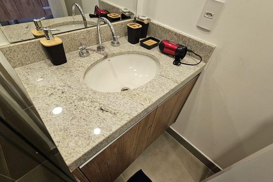Banheiro de kitnet/studio para alugar com 1 quarto, 24m² em Liberdade, São Paulo