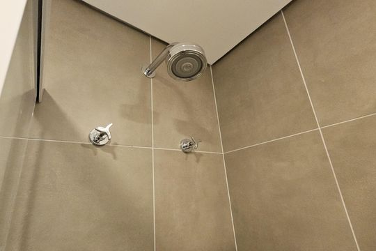 Banheiro de kitnet/studio para alugar com 1 quarto, 24m² em Liberdade, São Paulo