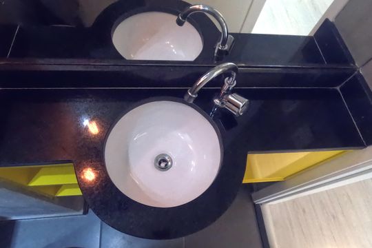 Lavabo de apartamento para alugar com 1 quarto, 57m² em Gonzaga, Santos