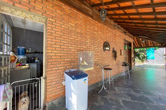 Casa para alugar com 3 quartos, 900m² em Barreiro, Belo Horizonte