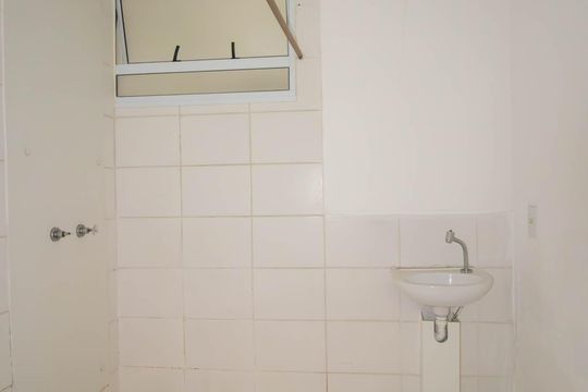 Banheiro de apartamento para alugar com 1 quarto, 50m² em Maria Paula, São Gonçalo