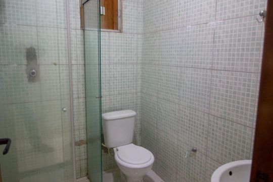 Banheiro de apartamento à venda com 2 quartos, 51m² em Qe 40, Brasília