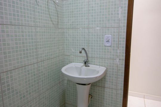 Banheiro de apartamento à venda com 2 quartos, 51m² em Qe 40, Brasília