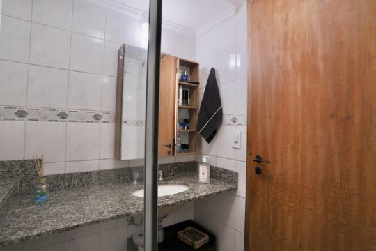 Banheiro de apartamento à venda com 3 quartos, 75m² em Vila Bertioga, São Paulo
