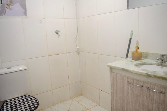 Banheiro de apartamento à venda com 2 quartos, 54m² em Setor Negrão de Lima, Goiânia
