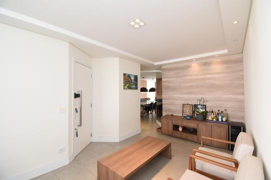 Sala de casa de condomínio à venda com 3 quartos, 180m² em Jardim Social, Curitiba