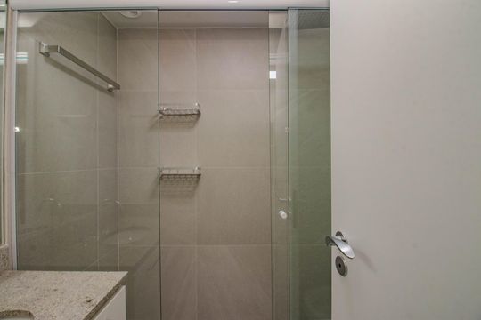 Banheiro de kitnet/studio para alugar com 1 quarto, 26m² em Passo D’areia, Porto Alegre