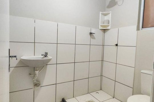 Banheiro de apartamento para alugar com 2 quartos, 45m² em Restinga, Porto Alegre