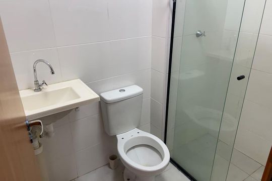 Banheiro de apartamento para alugar com 2 quartos, 43m² em Chácara São Pedro, Aparecida de Goiânia