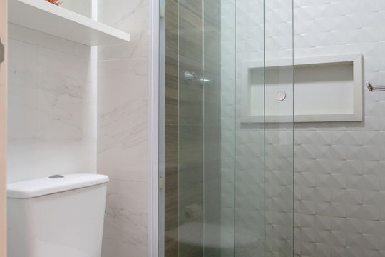 Banheiro de apartamento à venda com 2 quartos, 42m² em Vila Galvão, Guarulhos