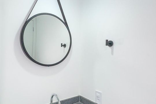 Banheiro de kitnet/studio à venda com 1 quarto, 24m² em Vila Cordeiro, São Paulo